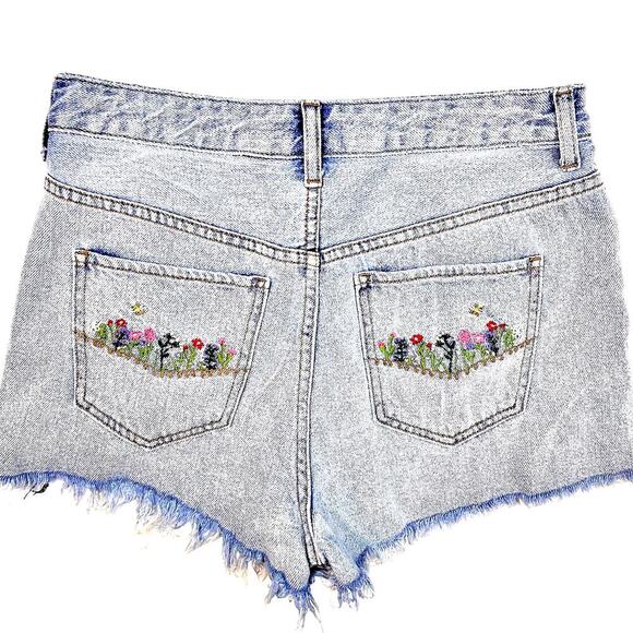 Embroidered Summer Garden Bumble Bee Boho Cutoff Denim Shorts Women Size 7 - Picture 1 of 5